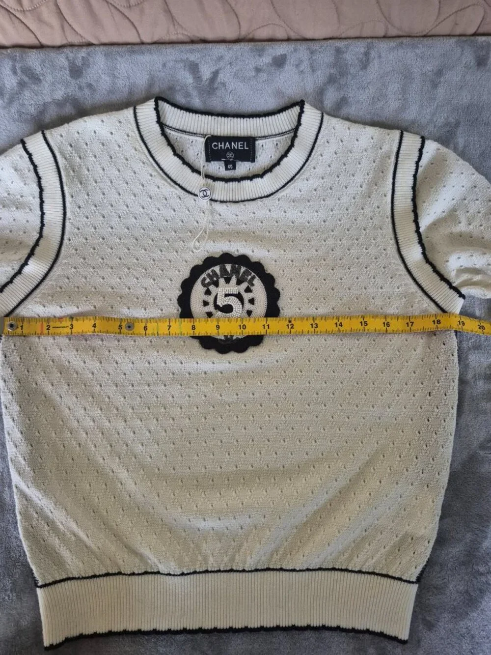 CHANEL 2024 Ivory Black Knit Sweater Top Beaded CC No. 5 Logo Size 40 New
